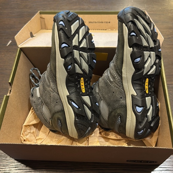 Never been worn Keen hiking boots. Size: Woman’s 7. Style: Susanville mid. - Picture 2 of 3